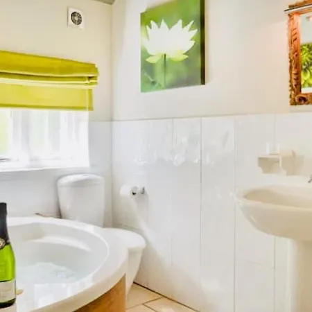 Dove Cot Country آمبيلسايد